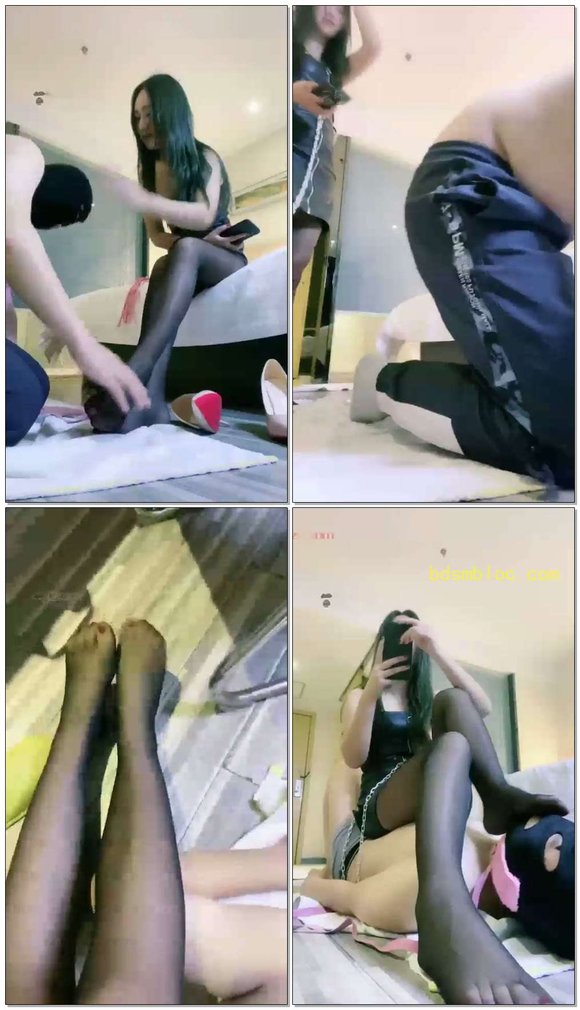 【欣蕊S】超认真给女神舔黑丝脚，骑马钻胯踩踏被虐