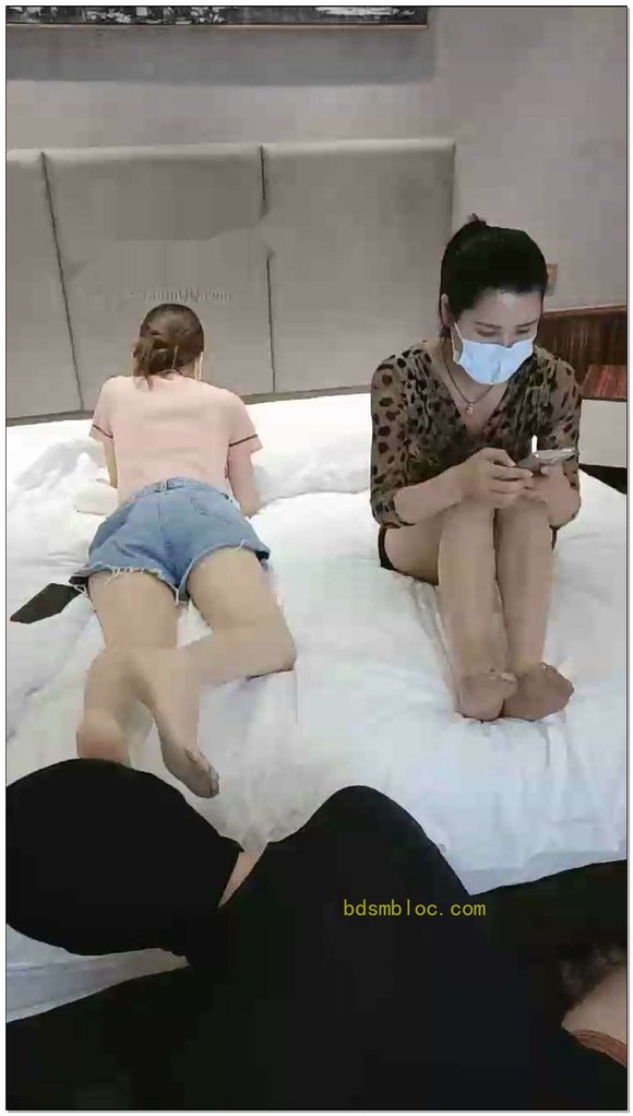 【多多S】舔丝袜脚（双主）！狗嘴撕破丝袜！（舔裸足）