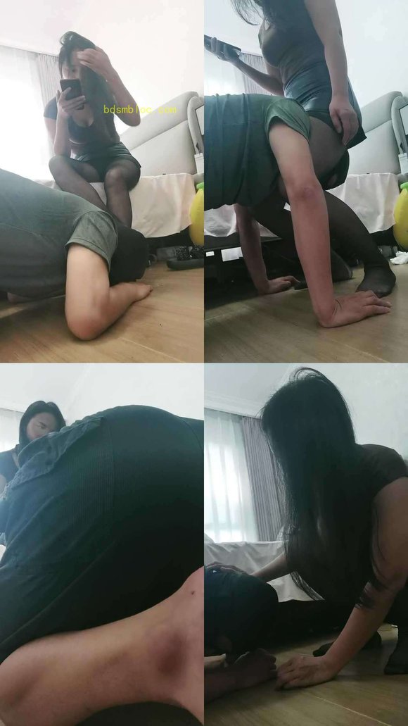 【雅雅】黑丝脚踩废狗废物