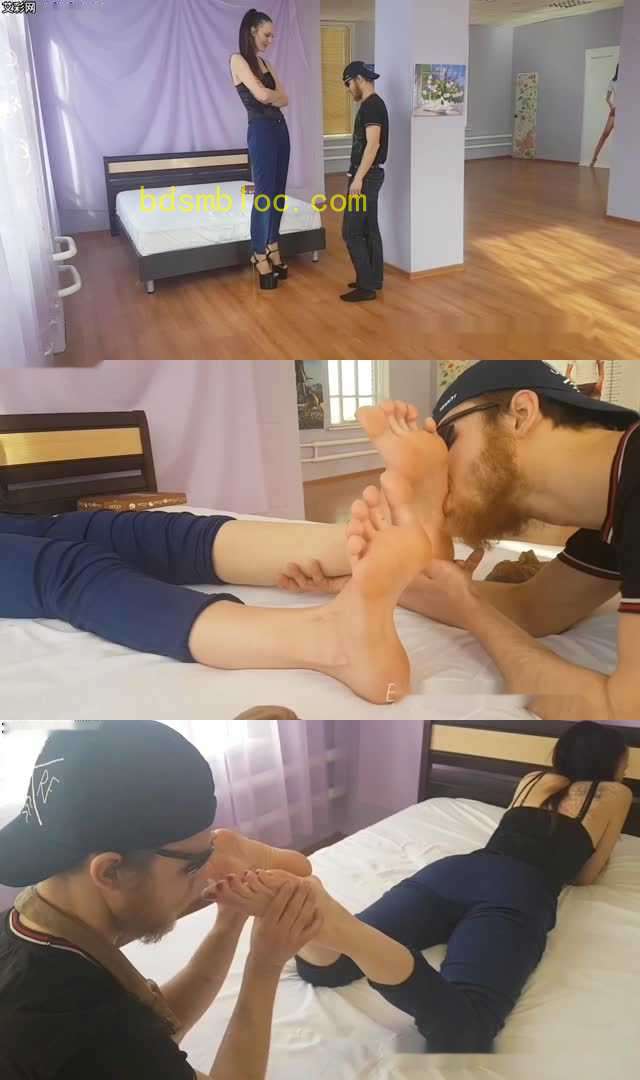 【欧美女王】身高2米真实女巨人Ekaterina丝袜臭汗脚踩扁矮小贱男!闻舔臭丝袜脚