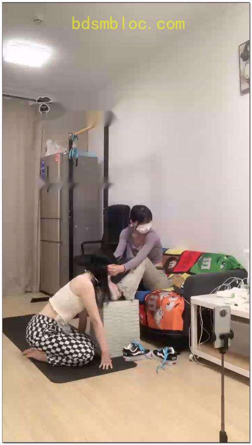【暴力美学】开发女奴当鞋垫