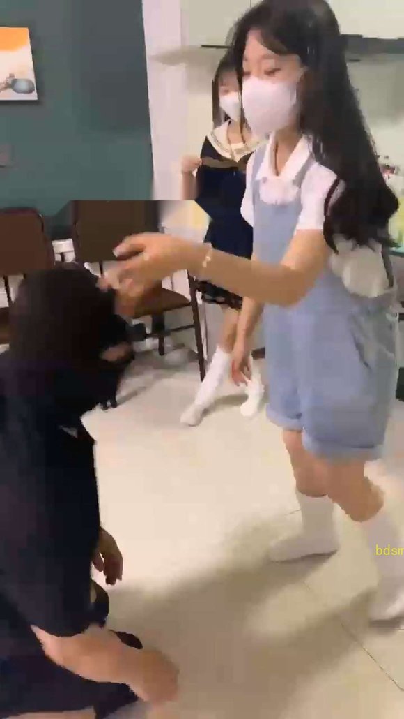 【精神小妹】踢肚子打耳光