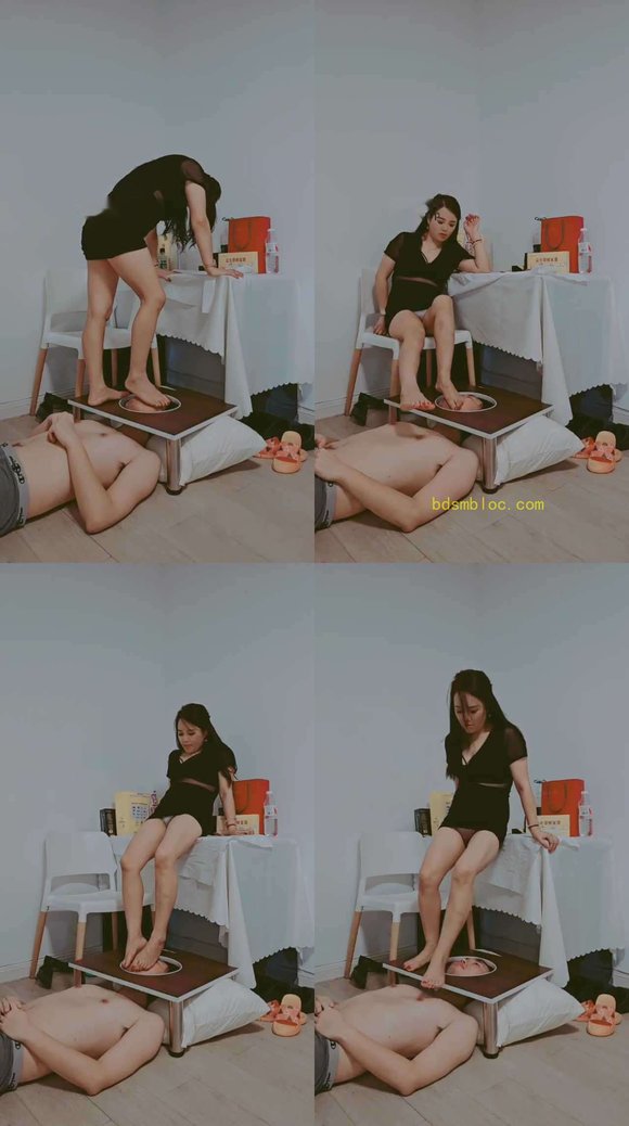 【朝朝】玉足毁容式踩狗脸