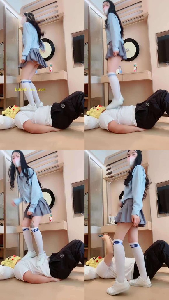 【陈甜女帝】小白鞋及膝长袜踩地毯狗