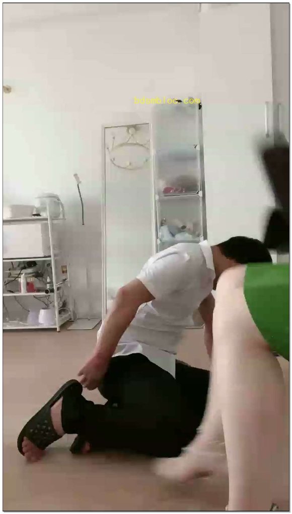【汉娜s】舔脚鞭打清理鞋底