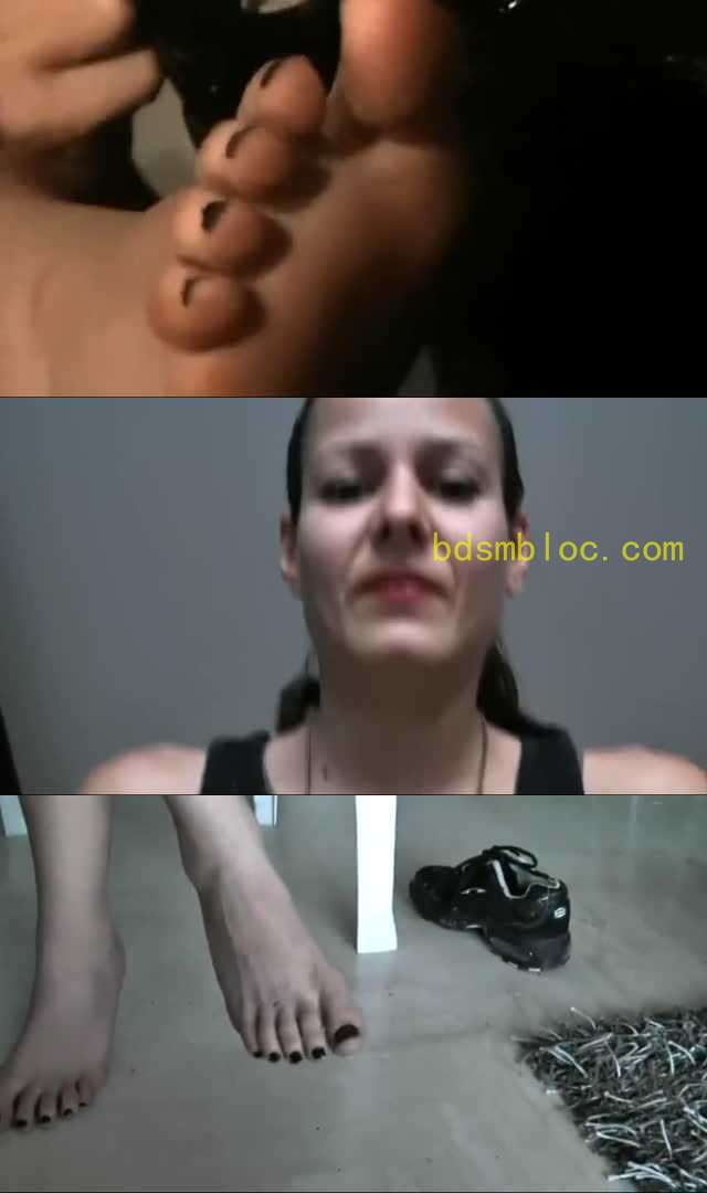 【欧美女王】真实记录女神户外跑步后的新鲜冒热气原味汗脚和臭鞋踩狗脸捂狗鼻!