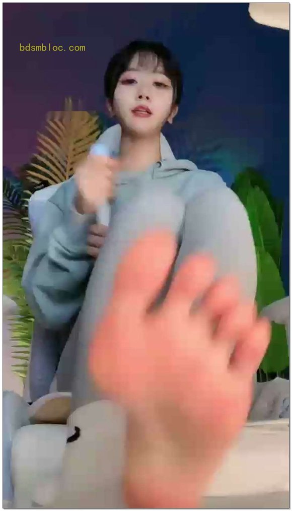 【Vinni维妮】母亲节限定第一视角坐脸辱母中指浓痰鞋底臭棉袜裸足