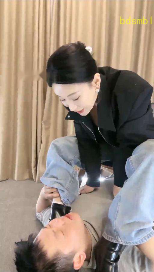 【潘妮】对着女王的短靴磕头如捣蒜
