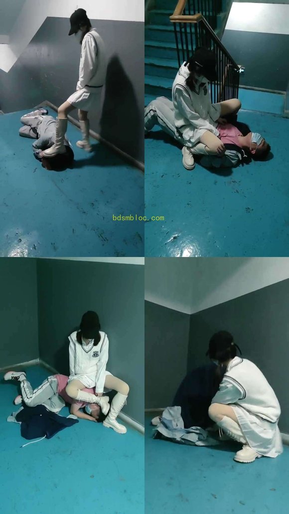 【丫丫】长靴楼道虐偷拍狂