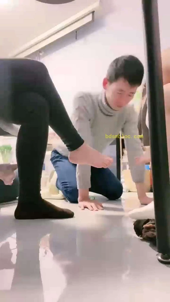 【鹿梦兮】带闺蜜首次调教脚奴