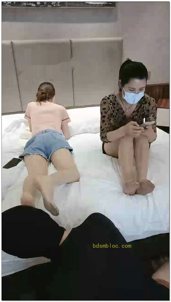 【多多S】舔丝袜脚（双主）！狗嘴撕破丝袜！（舔裸足）