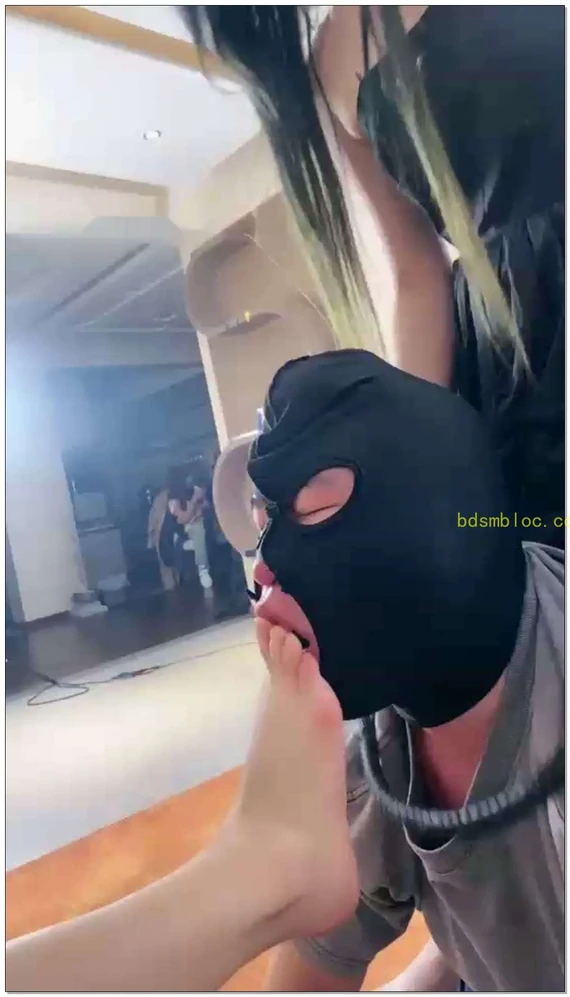 【领主老大】母狗喝自己的尿，转身吐给公狗