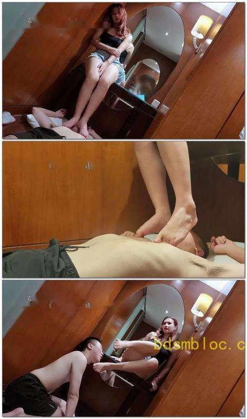 【lucky】跆拳道女王坐梳妆台上踩脚垫脚耳光脚深喉