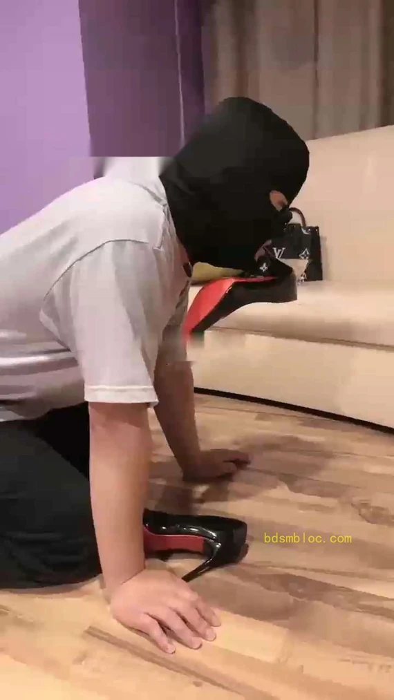 【楚楚】剧情调教女经理收拾男下属