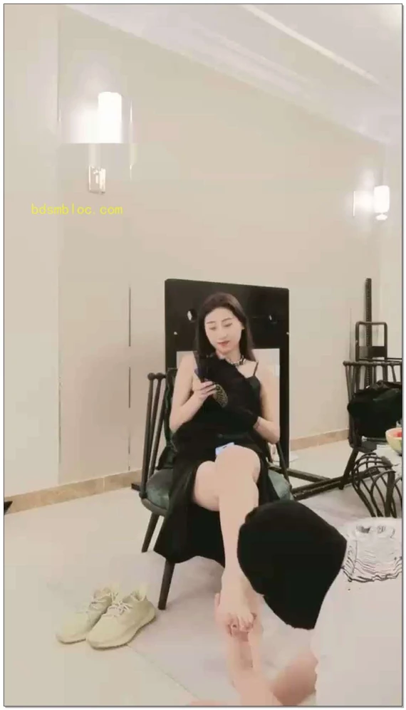 【沅芷】钢爪刑具拉扯乳头，喝主人洗过脚的西瓜汁混上圣水和烟灰缸的烟头