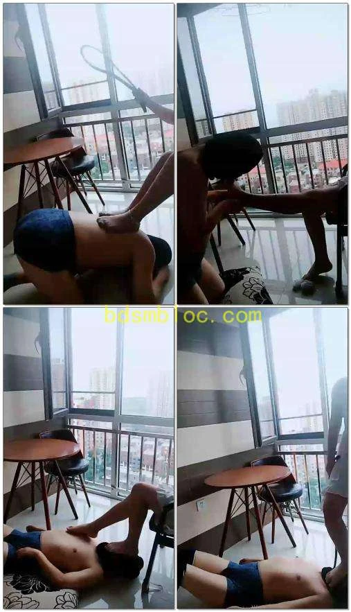 【无情大人】阳台舔脚，鞭打，舔脚（独）