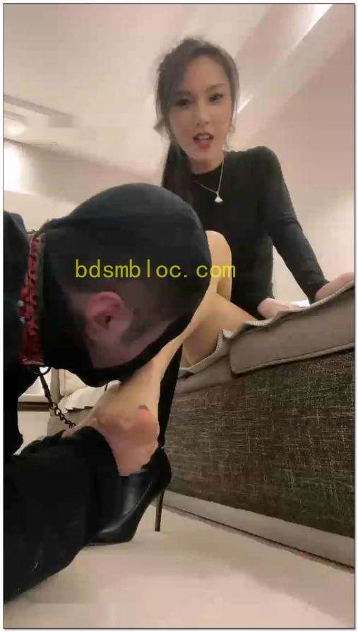 【萱萱S女帝】奶狗被虐踩踏抽手心汗jio除臭