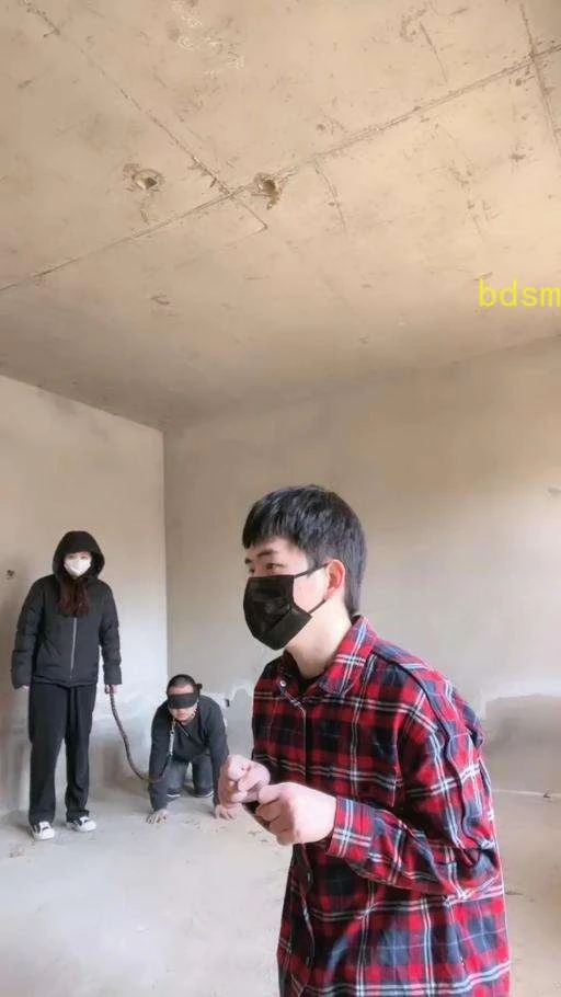 【妆主大大】和素人小姐姐户外调教鞭打骑马遛狗下集