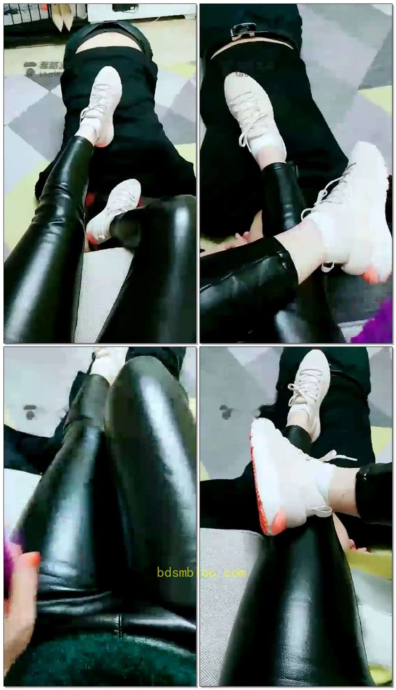 【王妃】小白鞋玩脚下狗