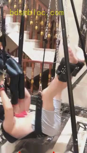 【蜜桃儿S】悬空吊踩人体秋千跳踩